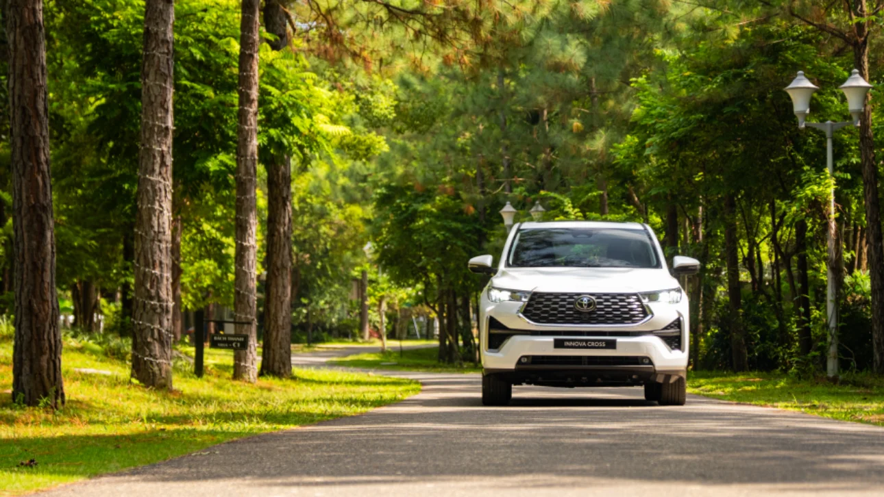 Toyota Innova Cross màu trắng góc trước