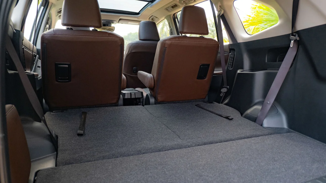 Toyota Innova Cross hàng ghế sau