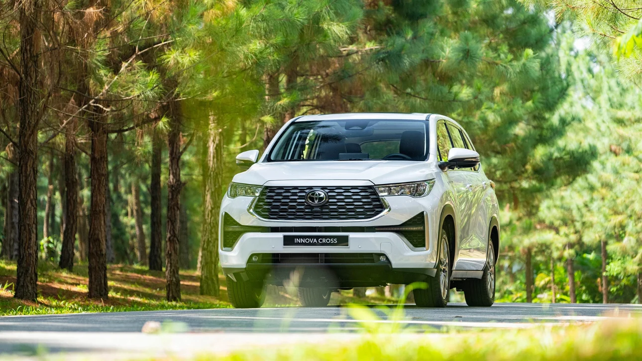 Toyota Innova Cross góc nghiêng