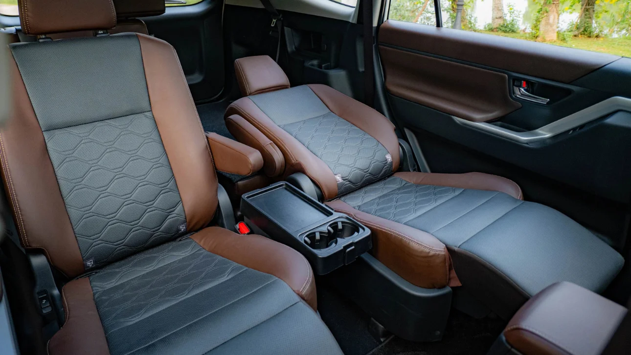 Toyota Innova Cross khoang lái
